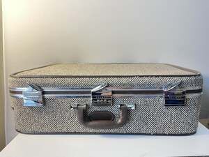 1970's Skyway Luggage Tweed Combination Lock Wheeled Suitcase 24 x 16 X 7 Clean